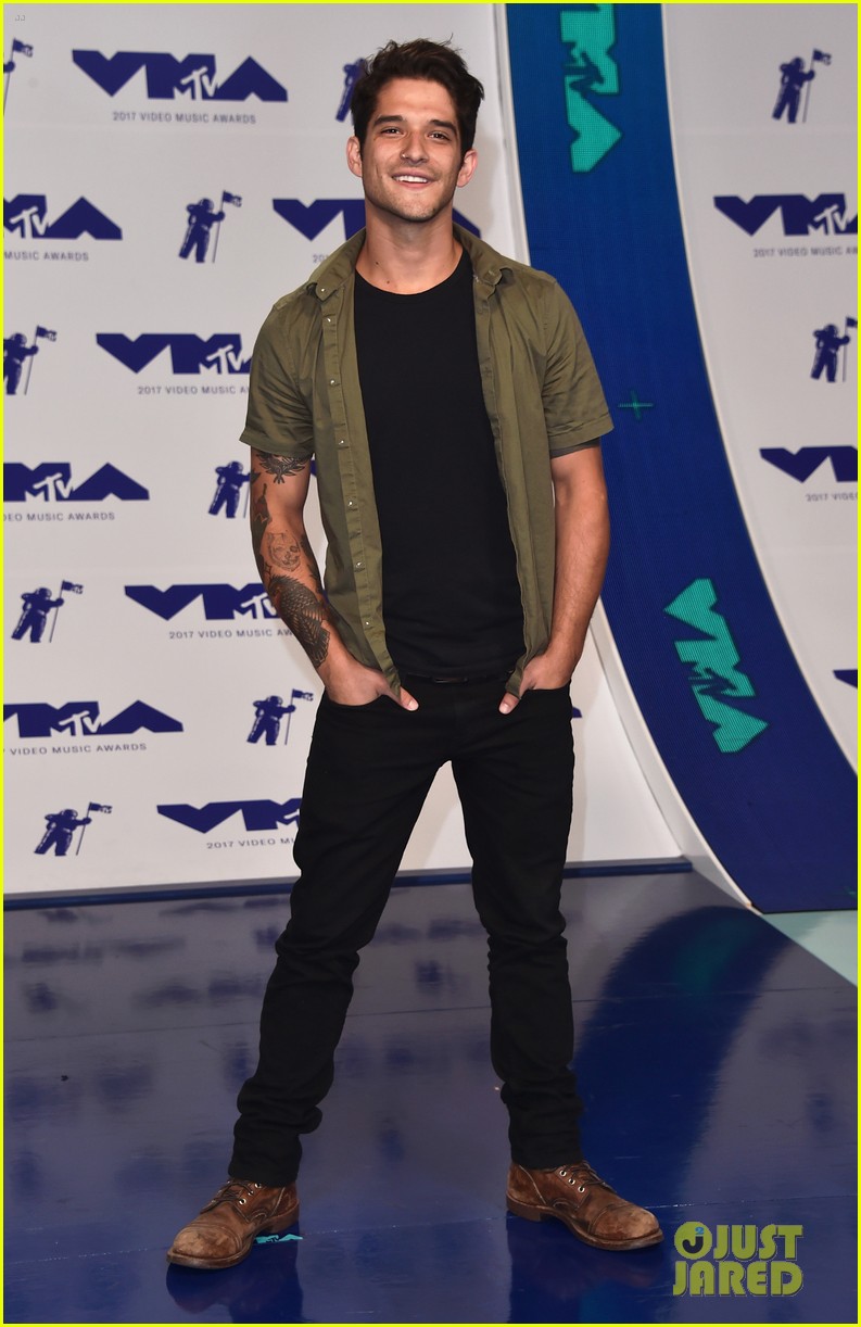 Tyler Posey Is Super Fan Friendly At Mtv Vmas 2017 Photo 1107232 Photo Gallery Just Jared Jr 