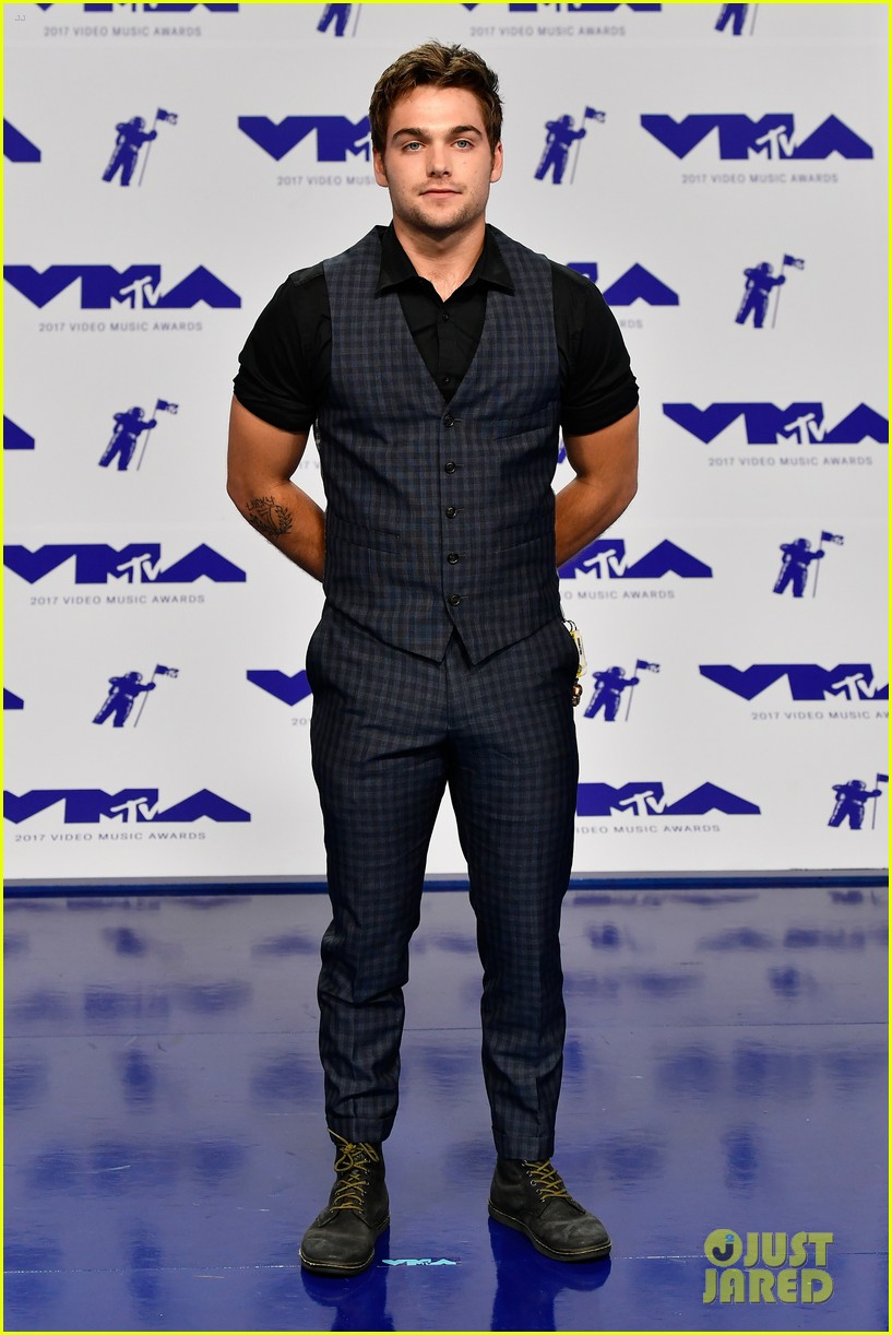 Tyler Posey Is Super Fan Friendly At Mtv Vmas 2017 Photo 1107237 Photo Gallery Just Jared Jr 