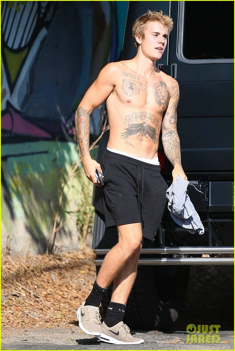 Justin Bieber Beats the Heat, Goes Shirtless While Skateboarding ...