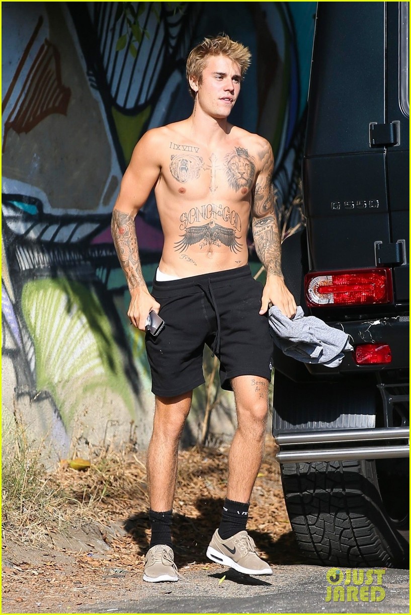 Full Sized Photo Of Justin Bieber Shirtless Skateboarding Justin Bieber Beats The Heat