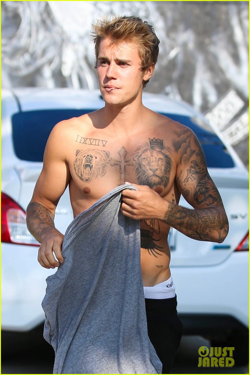 Full Sized Photo Of Justin Bieber Shirtless Skateboarding Justin Bieber Beats The Heat