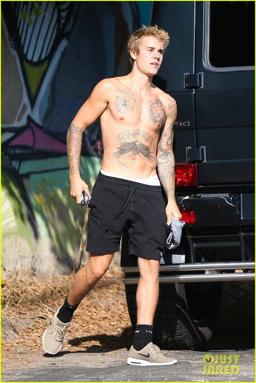 Full Sized Photo Of Justin Bieber Shirtless Skateboarding Justin Bieber Beats The Heat