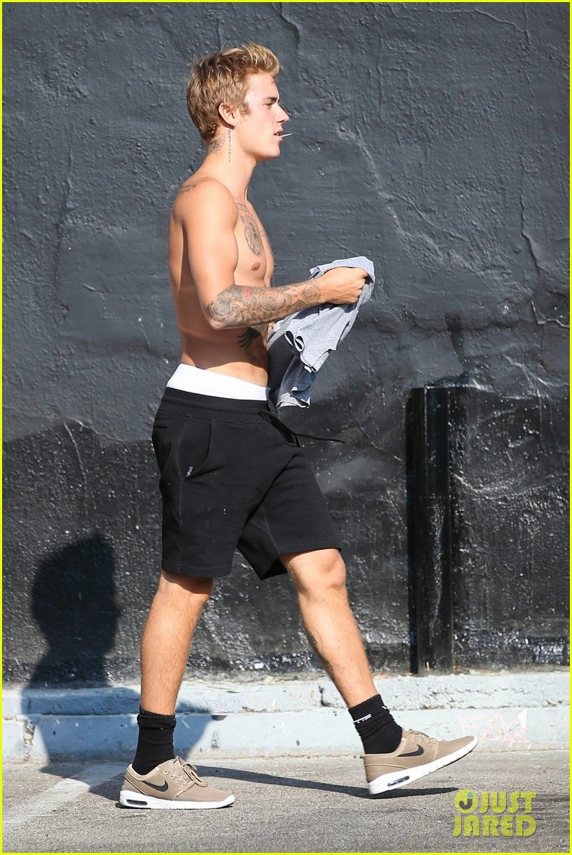 Full Sized Photo Of Justin Bieber Shirtless Skateboarding Justin Bieber Beats The Heat