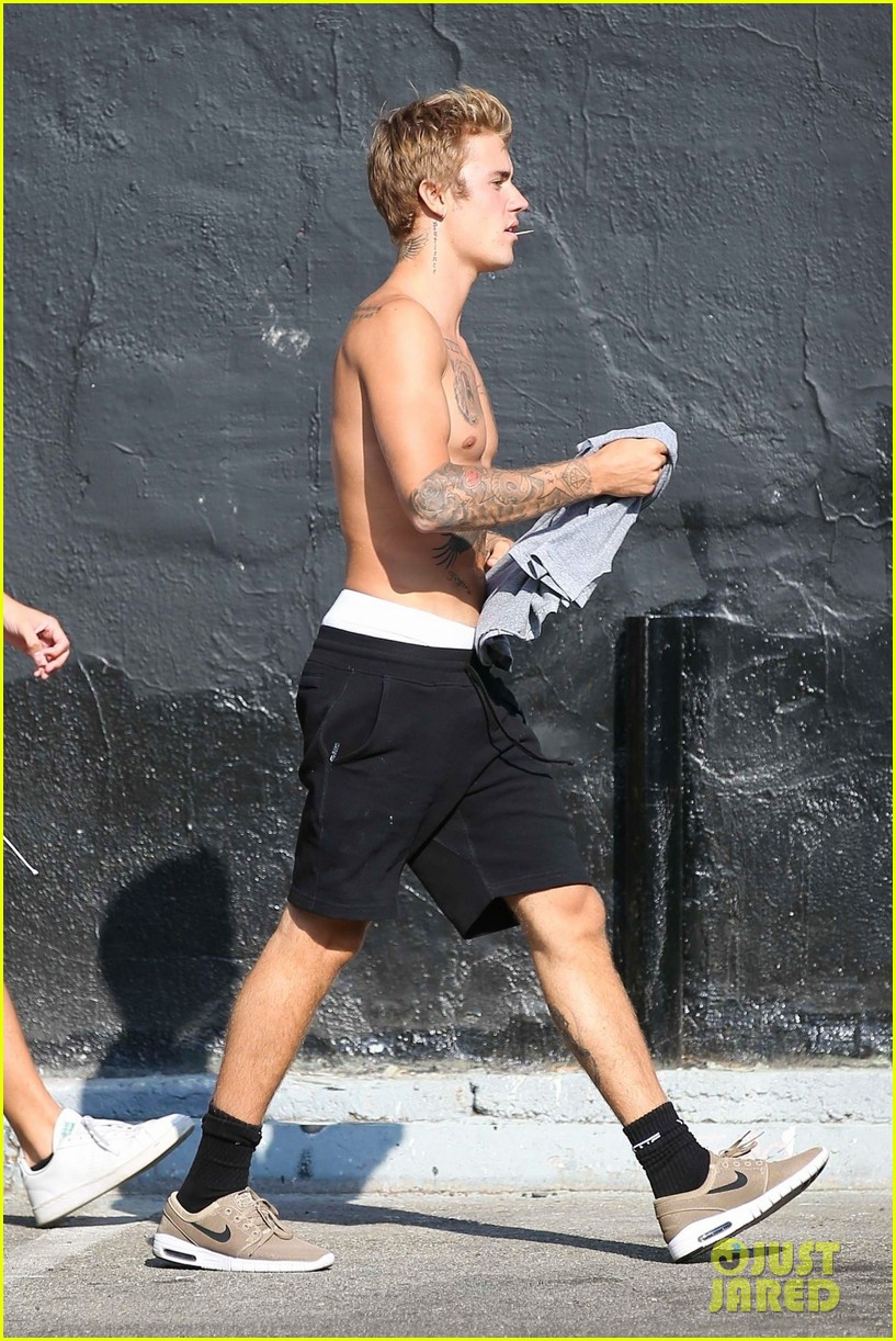 Full Sized Photo Of Justin Bieber Shirtless Skateboarding Justin