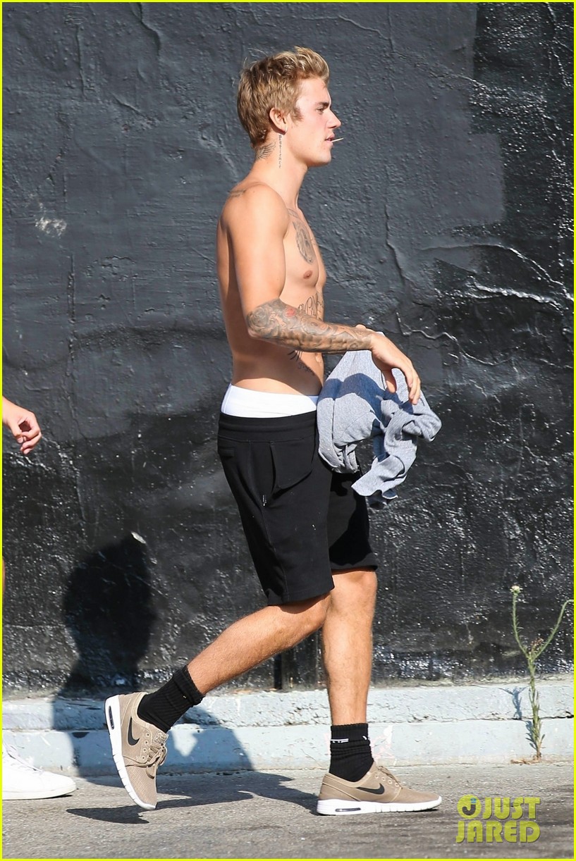 Full Sized Photo Of Justin Bieber Shirtless Skateboarding Justin Bieber Beats The Heat