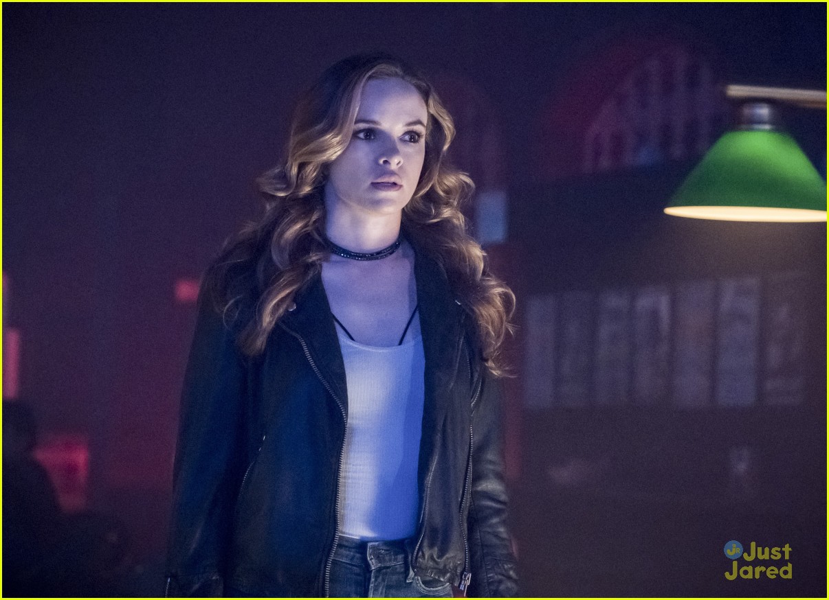 Full Sized Photo of caitlin bartender flash first pics season4 12 ...