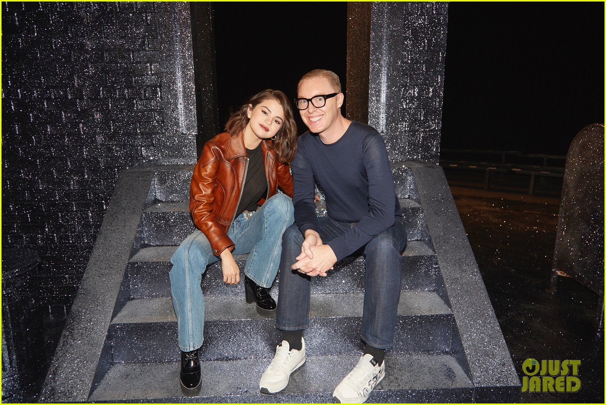 selena gomez coach fashion show 19