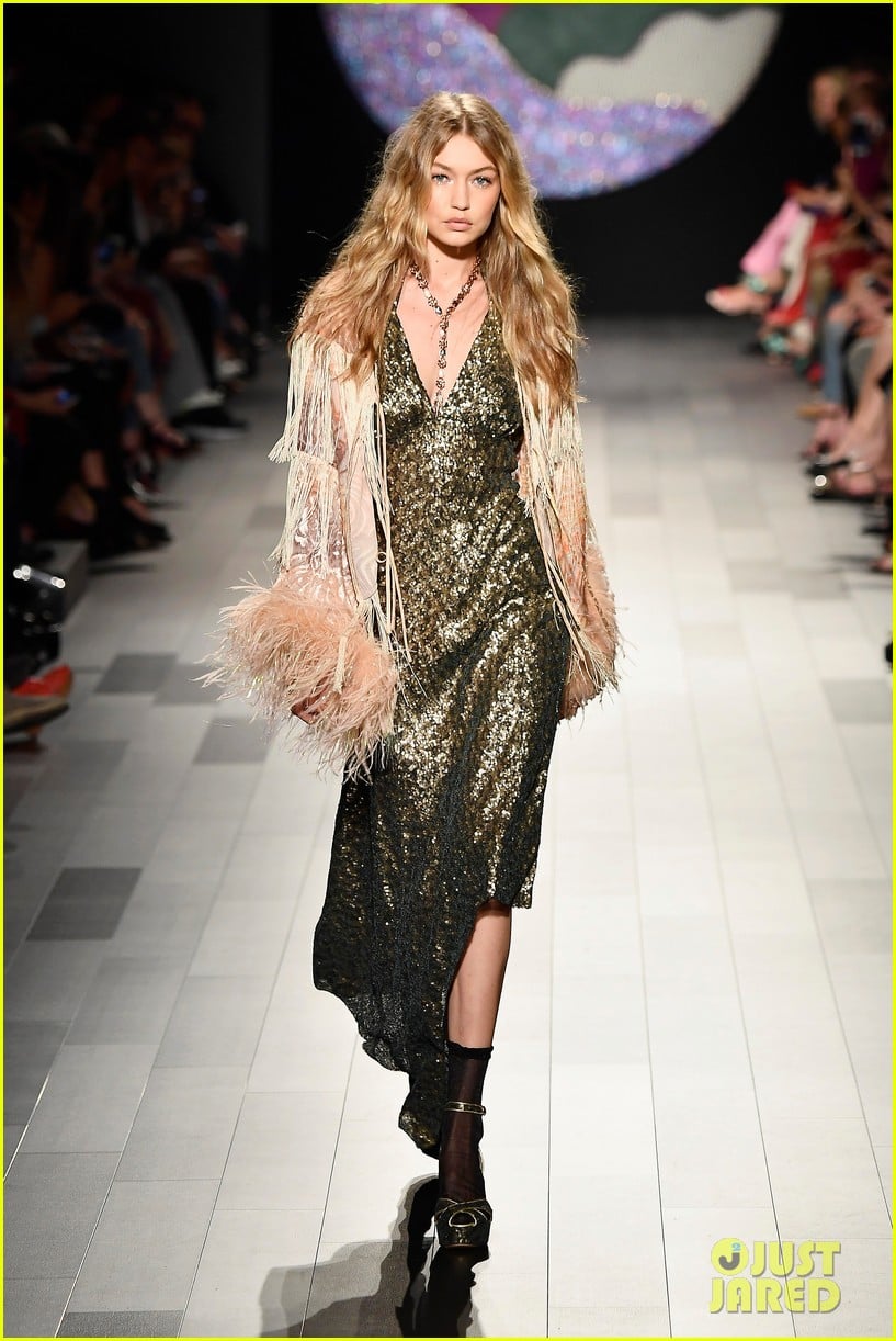 Gigi Hadid Loses Shoe During Anna Sui Show Laughs It Off With Sister