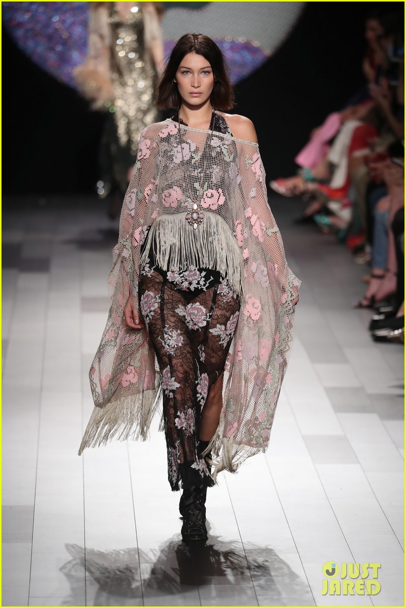 Gigi Hadid Loses Shoe During Anna Sui Show Laughs It Off With Sister