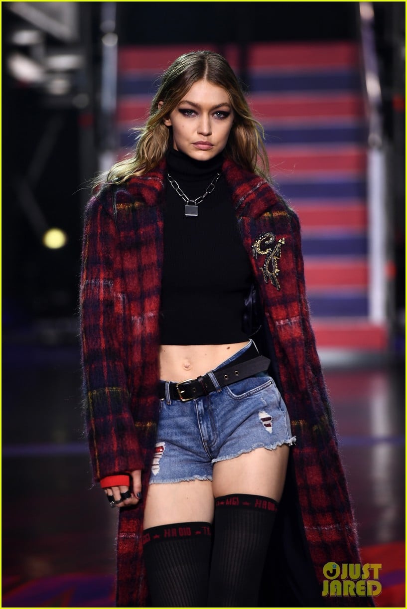 Gigi, Anwar, & Bella Hadid Walk in TOMMYNOW Show in London! | Photo ...