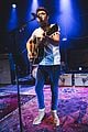 niall horan kicks off flickre sessions tour performs one direction song2 04
