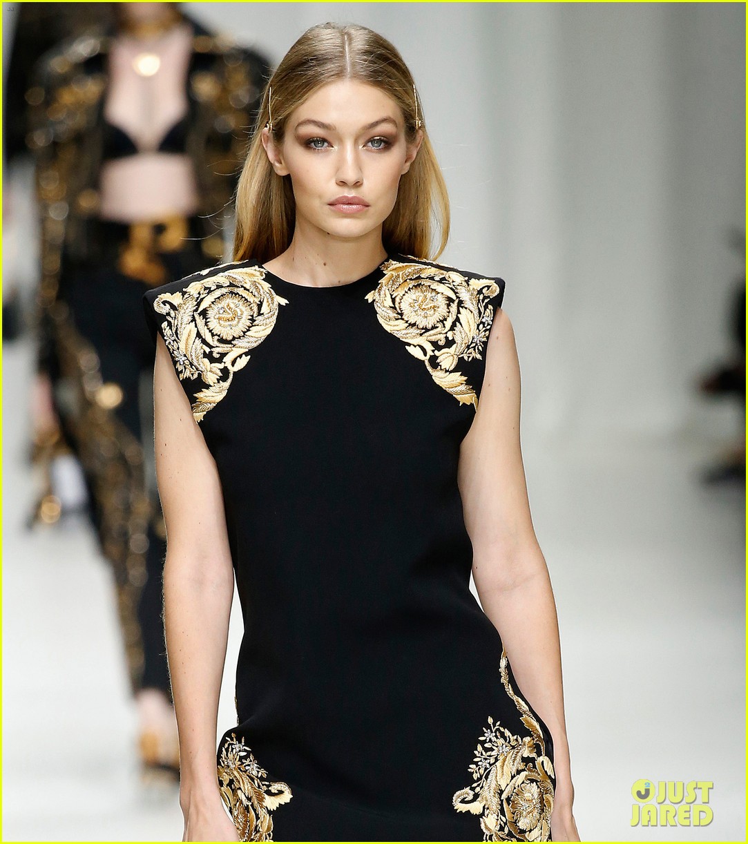 gigi hadid versace 2017