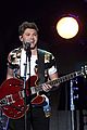 niall horan louis tomlinson take the stage separately at iheartradio music festival 01