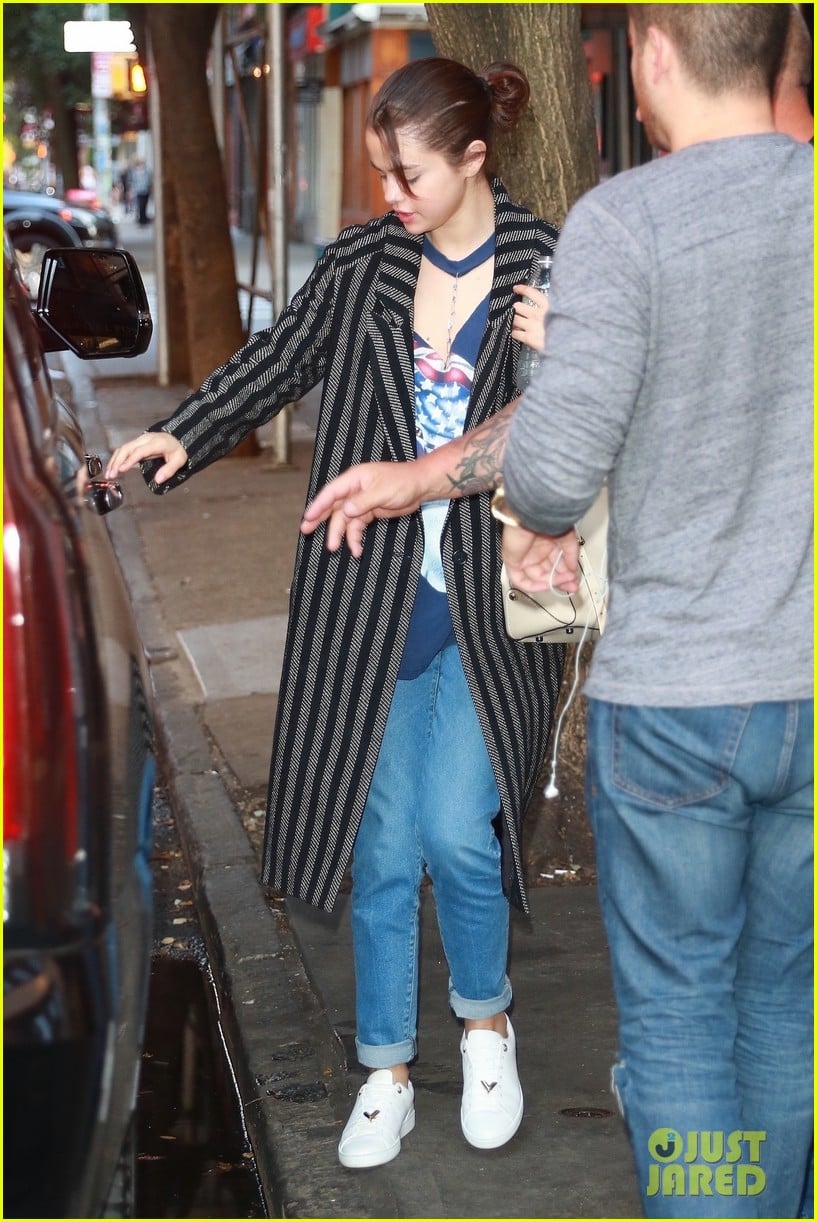 Selena Gomez Looks Fresh Faced & Beautiful While Heading Out in NYC