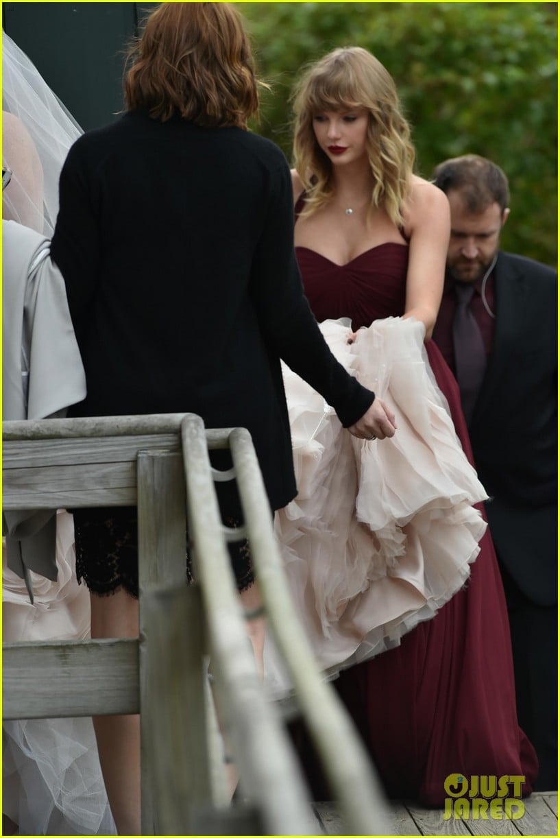 taylor-swift-holds-bff-abigail-anderson-s-dress-at-her-wedding-photos-photo-1108090-photo