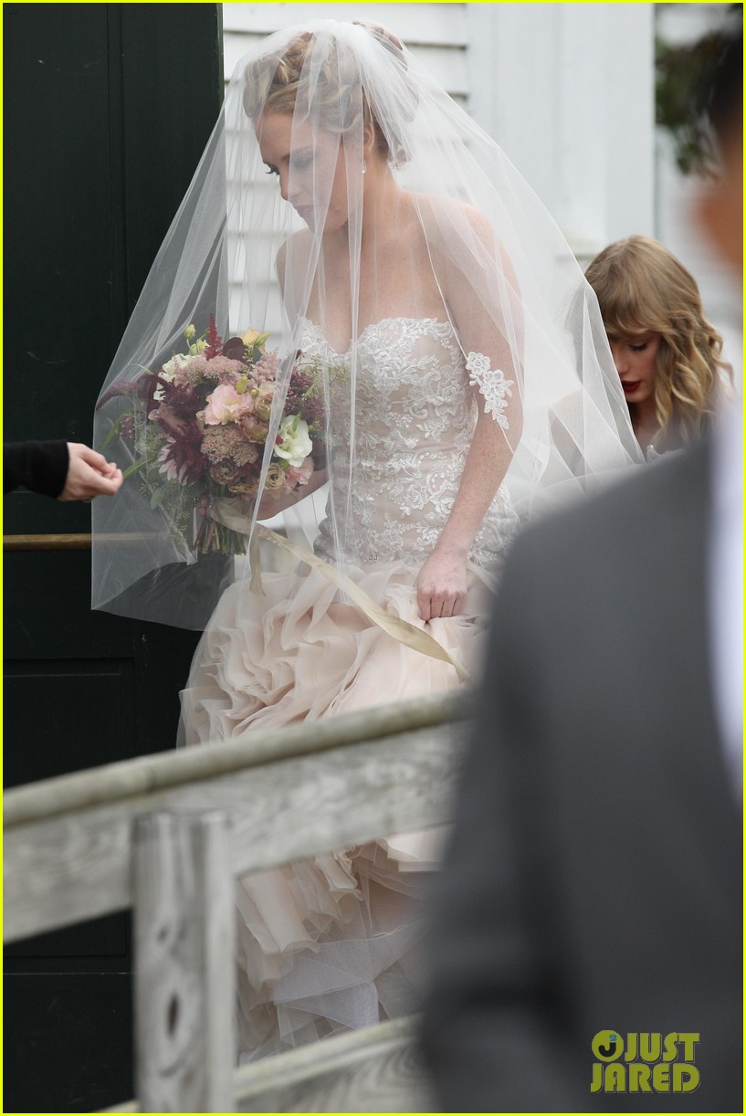 Taylor Swift Holds BFF Abigail Anderson's Dress at Her Wedding! (Photos
