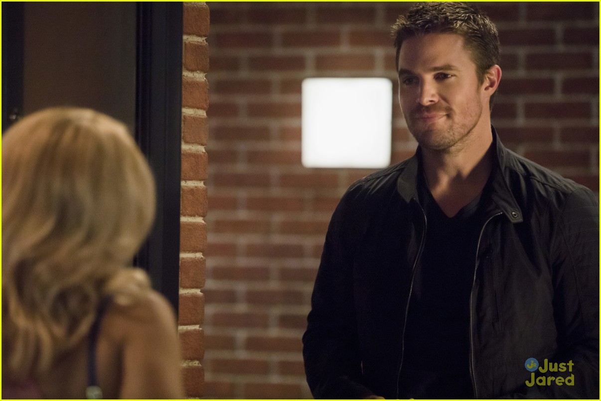 Oliver & Felicity Share Sweet Kiss in Tonight's 'Arrow' Episode | Photo ...