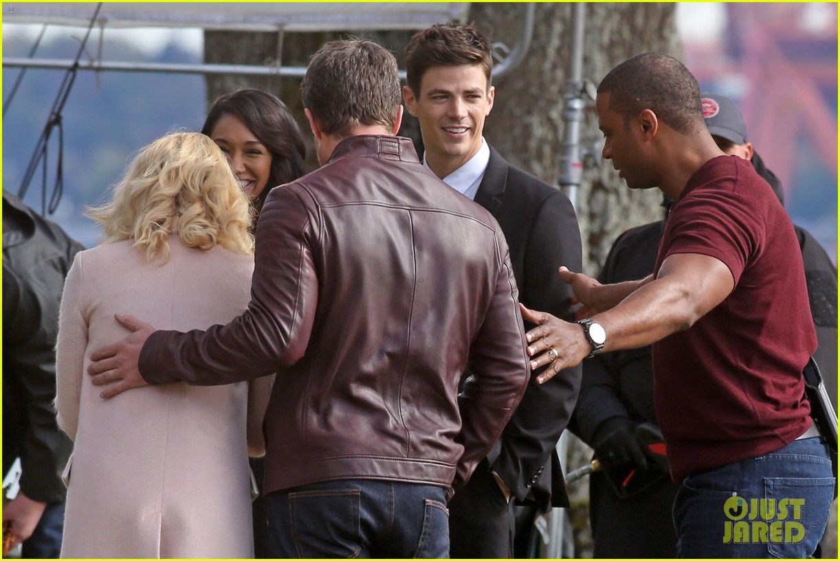 Stephen Amell And Emily Bett Rickards Share Romantic On Set Kiss Photo 1116212 Photo Gallery 7352