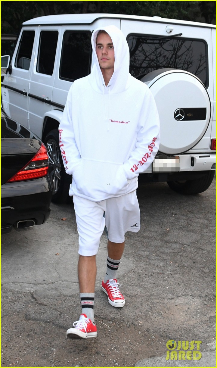 Justin Grabs Take-Out After Hanging Out With Selena Gomez : Photo 1119532 | Justin Bieber Pictures Just Jr.