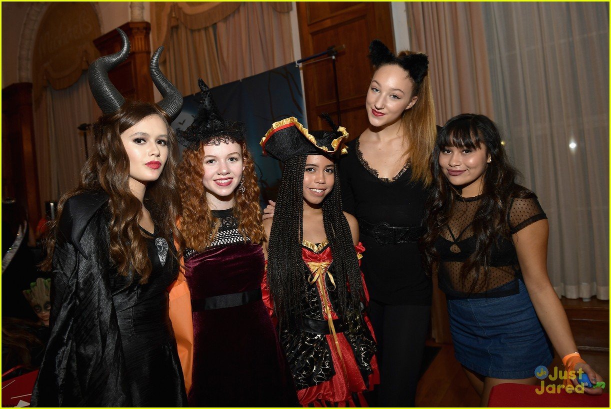 jenna ortega isabela moner more dream halloween event 47