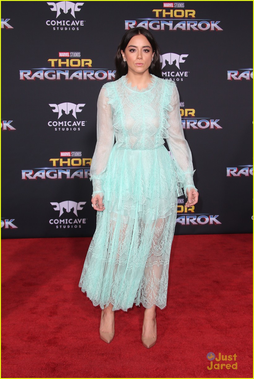 DeVore Ledridge & Mackenzie Foy Glam Up For 'Thor: Ragnarok' Premiere