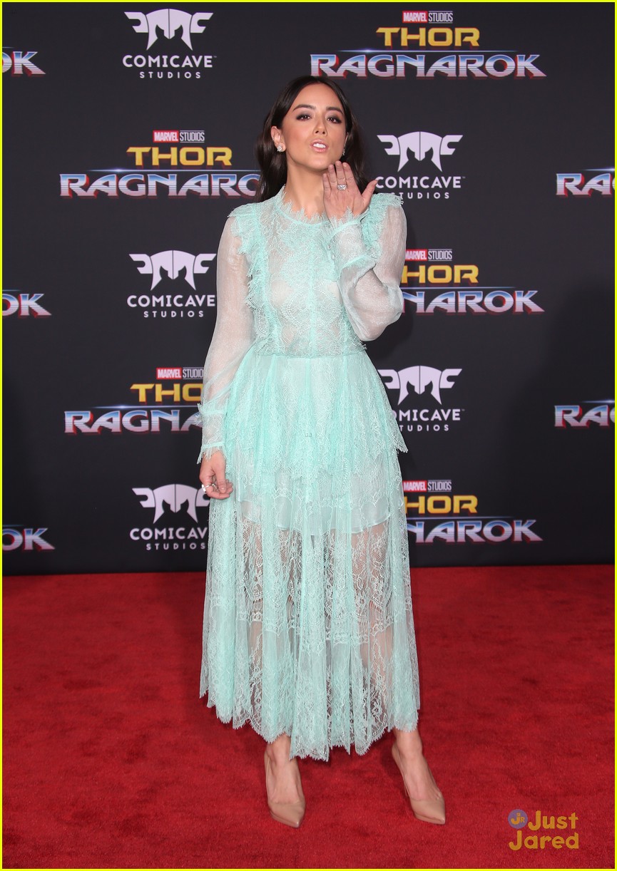 DeVore Ledridge & Mackenzie Foy Glam Up For 'Thor: Ragnarok' Premiere