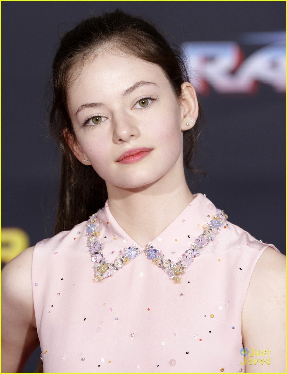 DeVore Ledridge & Mackenzie Foy Glam Up For 'Thor: Ragnarok' Premiere