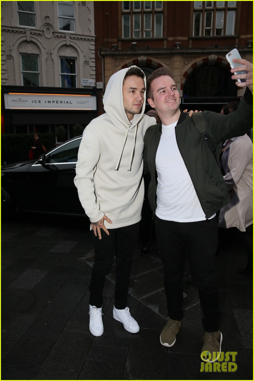 Liam Payne Teases Lyrics For New Single 'Bedroom Floor' Photo 1117491