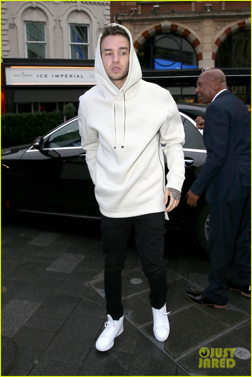 Liam Payne Teases Lyrics For New Single 'Bedroom Floor' Photo 1117503