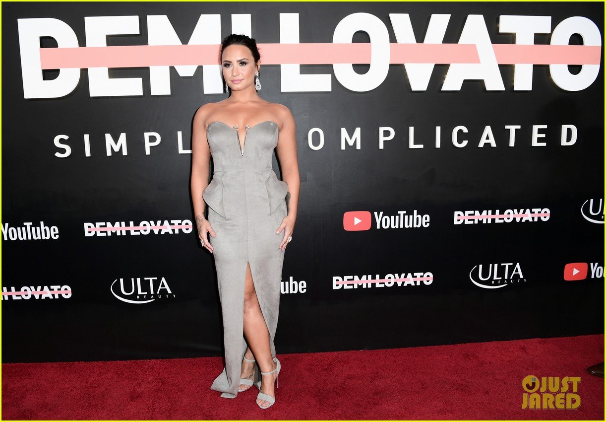 Full Sized Photo of demi lovato shines at the demi lovato simply