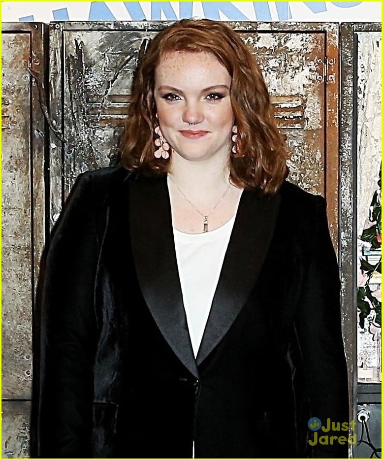 shannon purser st2 photocall writes song 04