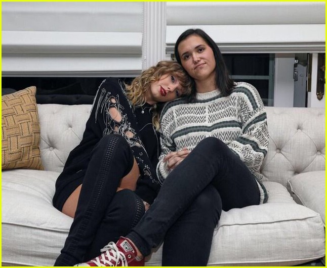 Taylor Swift Wears Snake Ring To Secret Session In Rhode Island Photos