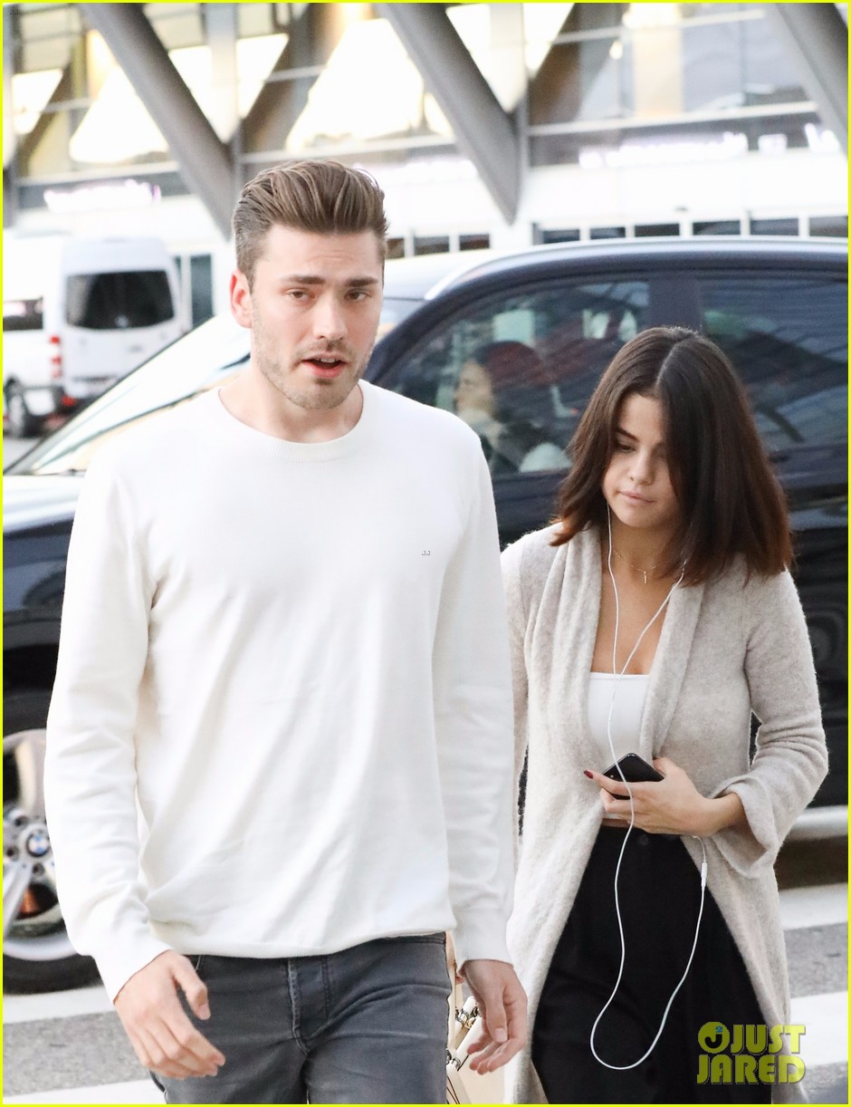 Full Sized Photo of justin bieber selena gomez attend second church