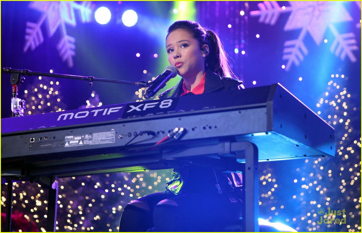 Breanna Yde Performs at Hollywood Christmas Parade 2017 Photo 1124822