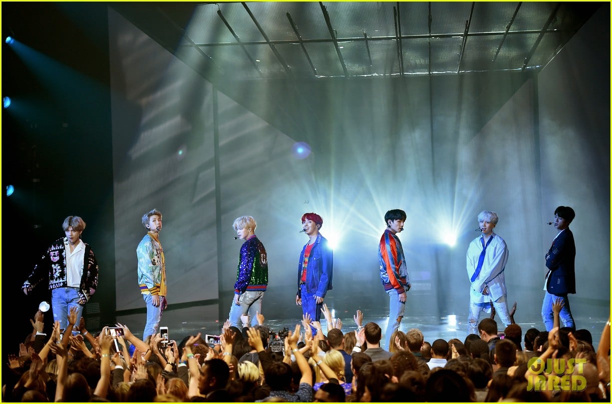 Bts Perform Dna At American Music Awards 2017 Video Photo 1123868 Photo Gallery Just 8850