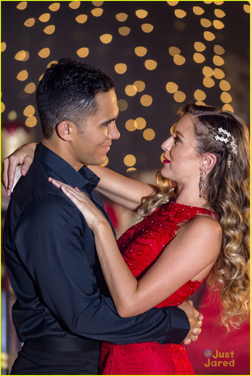 carlos alexa penavega enchanted christmas movie airs tonight 28