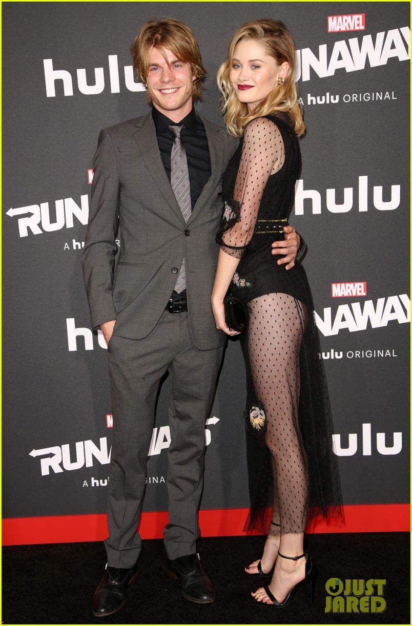 Virginia Gardner's Boyfriend Graham Rogers Joins Her at 'Runaways' Premiere! Photo 1123484