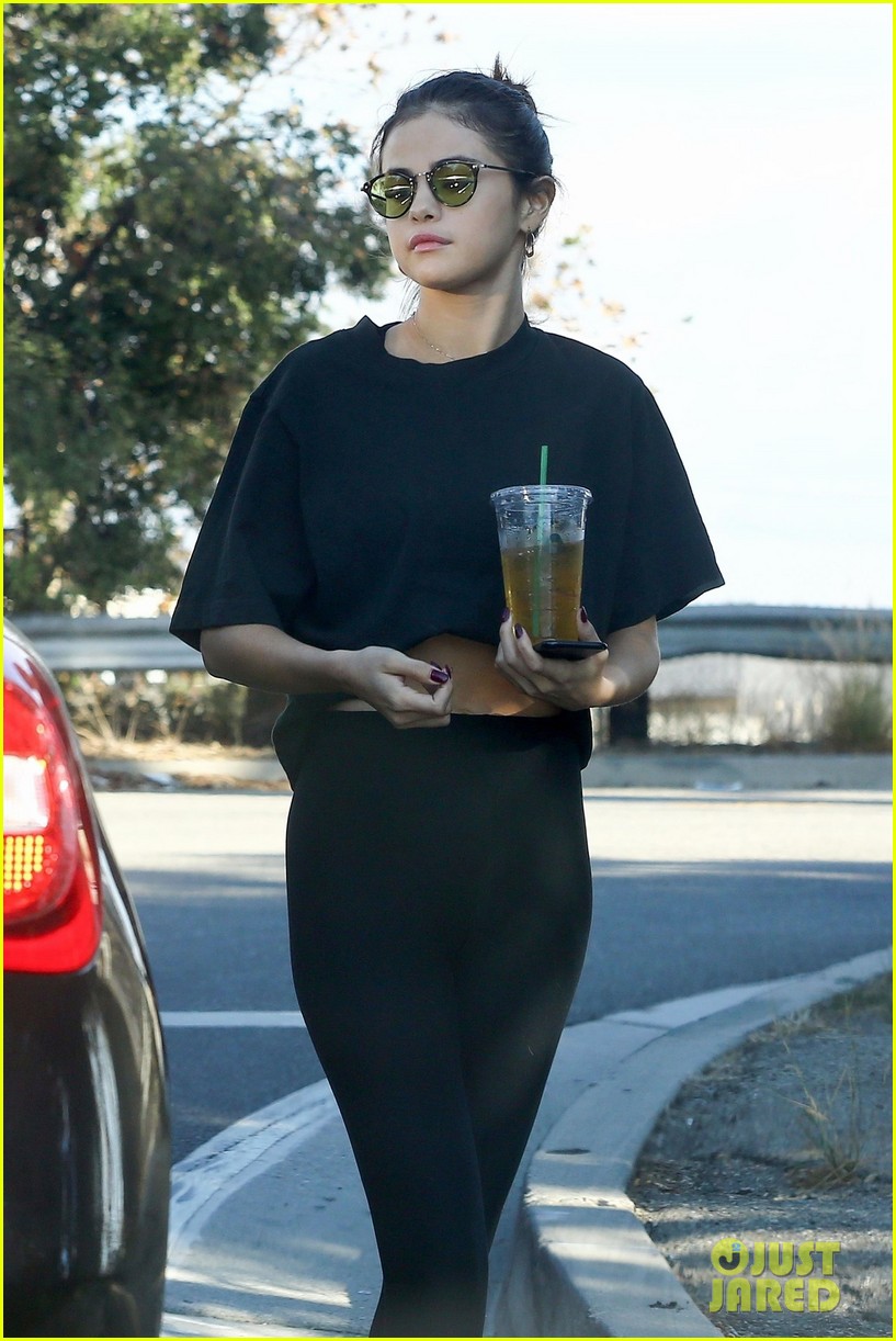 Full Sized Photo Of Selena Gomez Bares Hint Of Midriff For Tea Run Selena Gomez Grabs Green