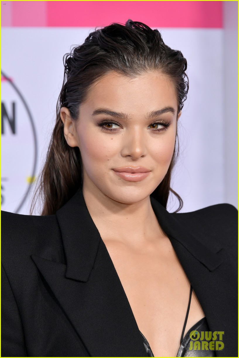 Hailee Steinfeld Gets Chic on the AMAs 2017 Red Carpet! | Photo 1123710 ...