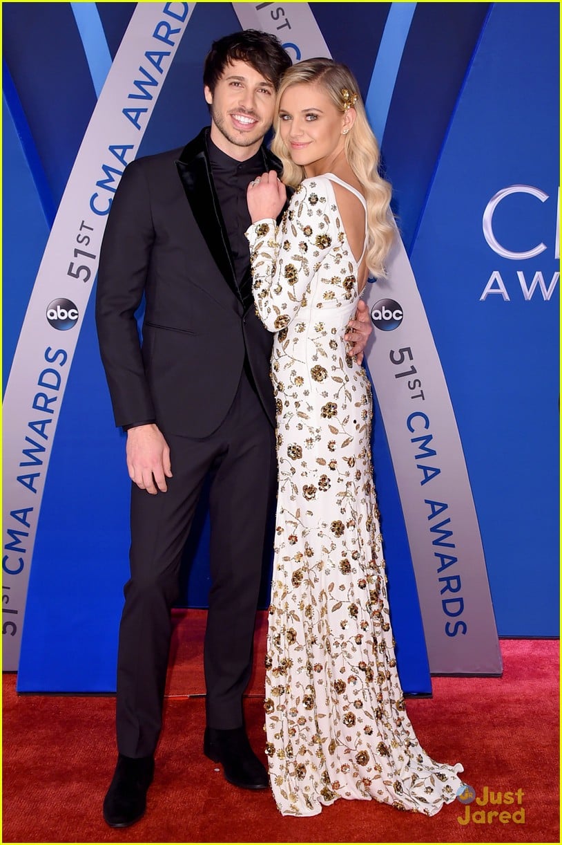 Full Sized Photo of kelsea ballerini evans kiss cma awards