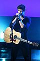 shawn mendes rocks out to theres nothing holding me back at amas 2017 01