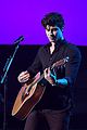 shawn mendes rocks out to theres nothing holding me back at amas 2017 03