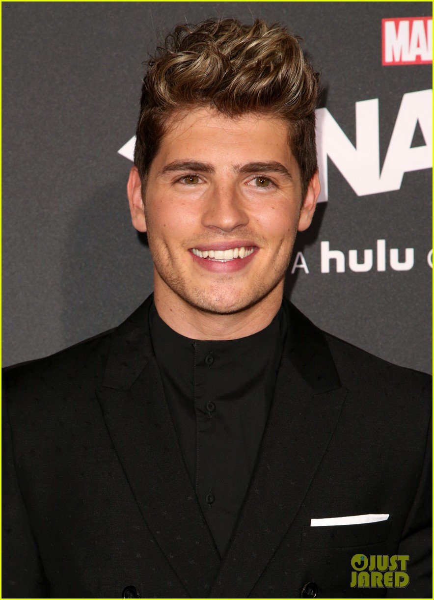 Gregg Sulkin Joins 'Runaways' Co Stars at L.A. Premiere! Photo