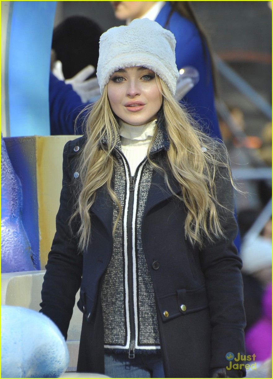 Full Sized Photo of sabrina carpenter macys parade performance watch 01