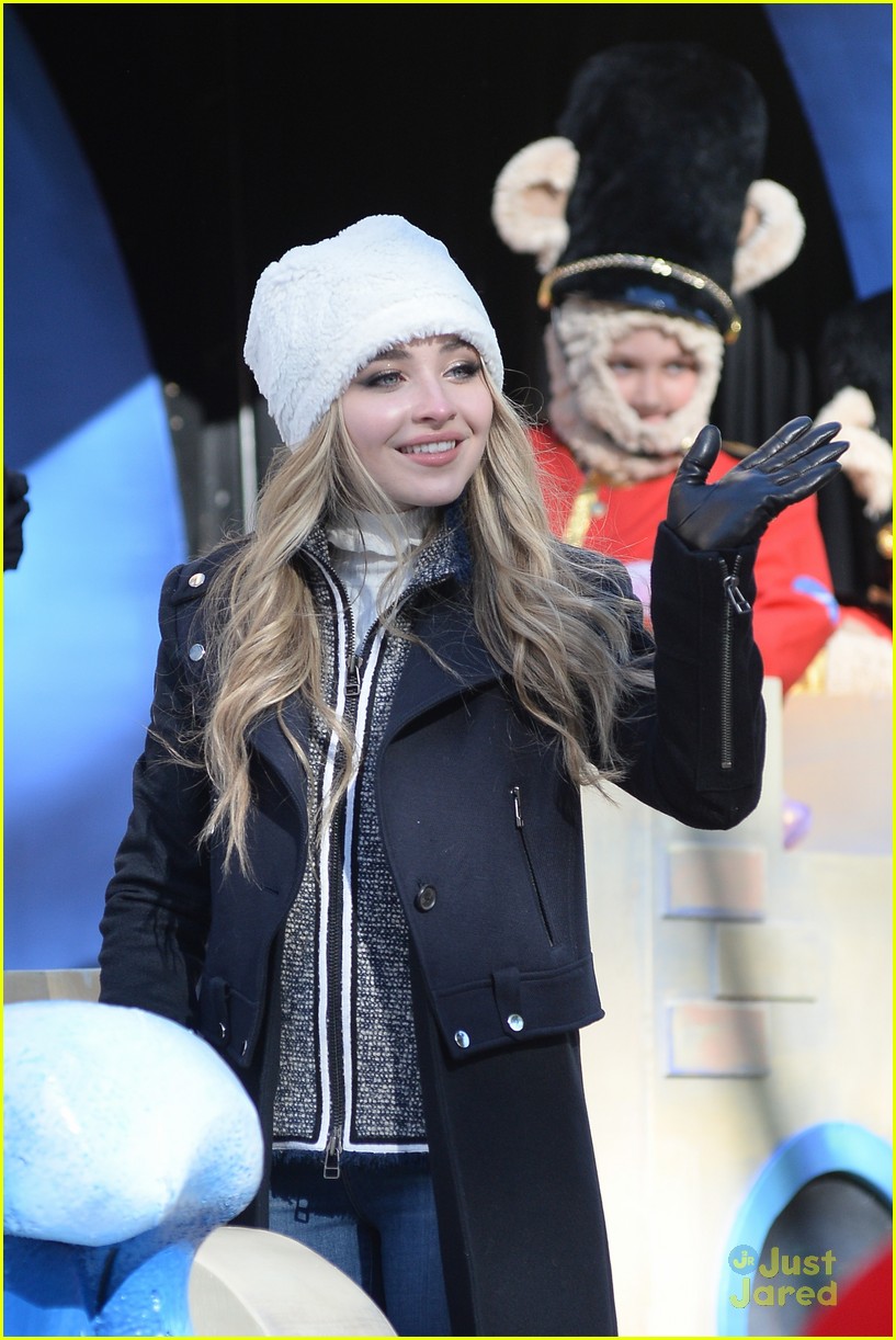 Full Sized Photo of sabrina carpenter macys parade performance watch 02