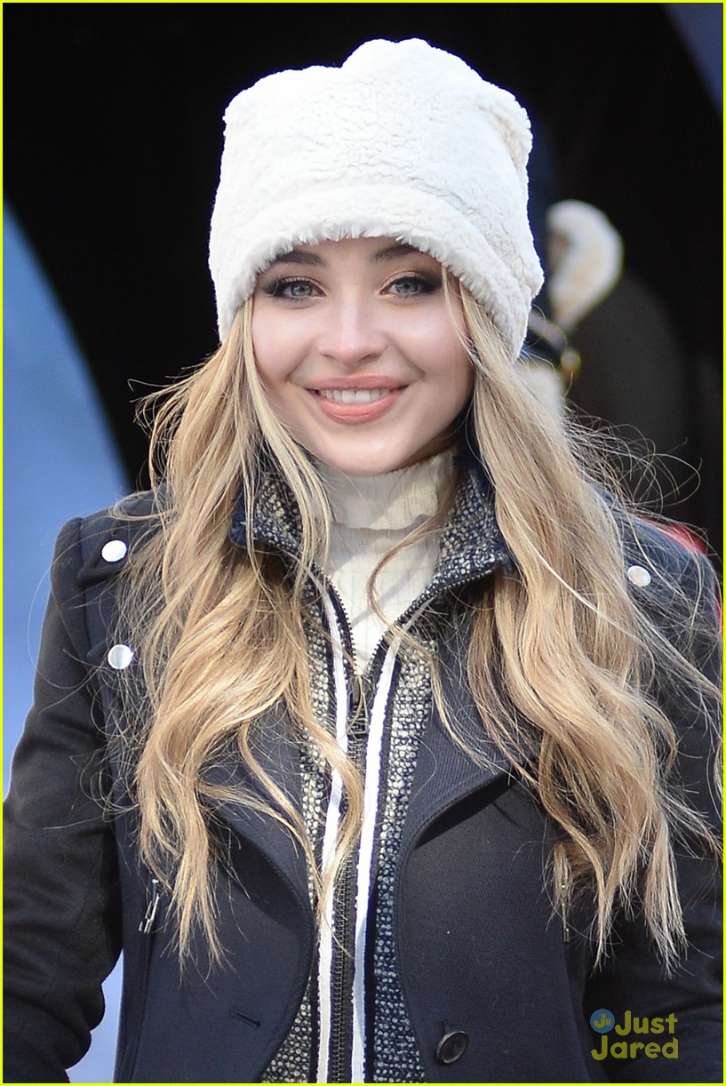 Full Sized Photo of sabrina carpenter macys parade performance watch 03