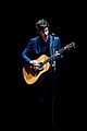 shawn mendes performs theres nothing holdin me back at mtv emas 01