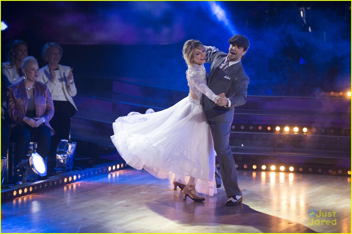 Lindsey Stirling Sends Congrats To All The DWTS Finalists Ahead of
