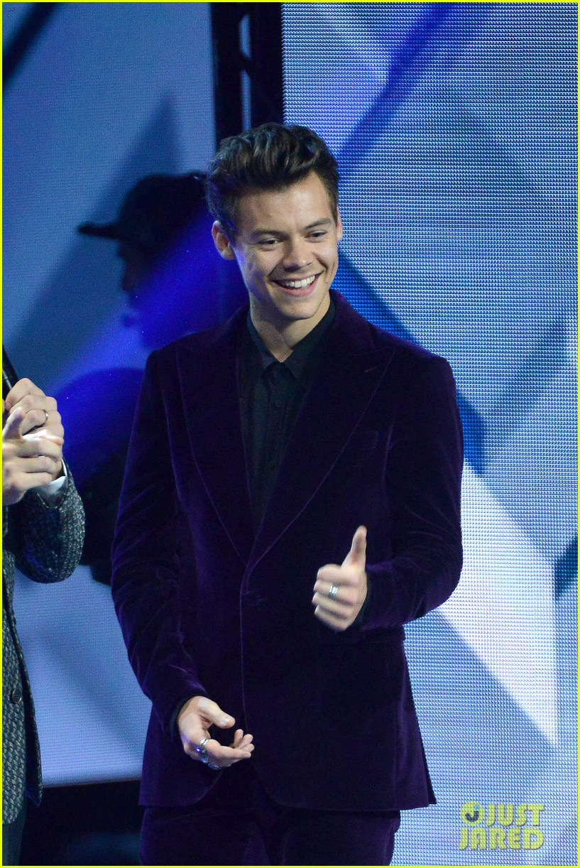 Harry Styles Flashes a Grin During &lsquo;X Factor&rsquo; Italy Performance (Video