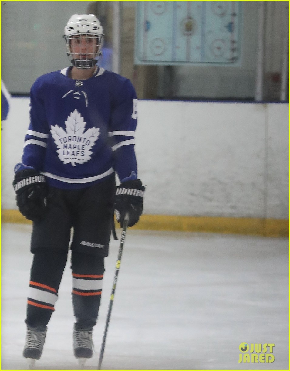 Justin Bieber Stretches Out on the Ice for His Hockey Game | Photo